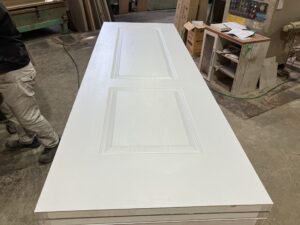 シンプルな色味　吊り戸（フラッシュドア）