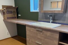 色彩を統一　洗面台横作業棚