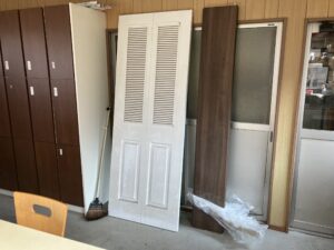 シンプルなデザイン　白の吊り戸-造作家具・OEM製作センター