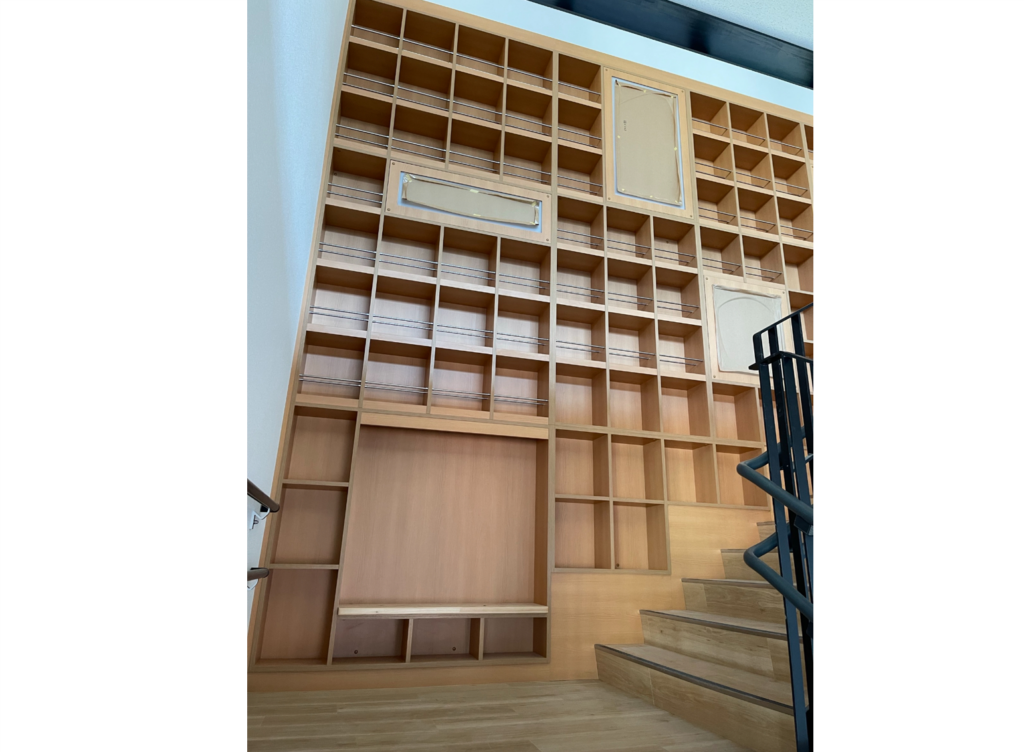 雄大なデザイン 商業施設の壁面収納