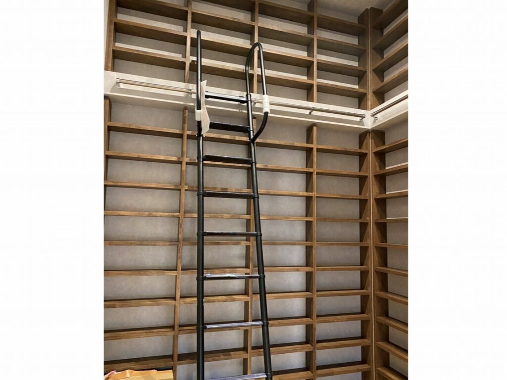 収納たっぷり　造作本棚