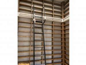 収納たっぷり　造作本棚