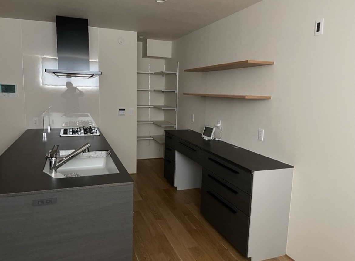 モダンな雰囲気　カウンターデスク