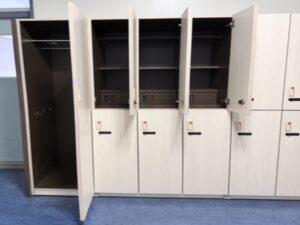 こちらは、学校向けの「掃除用具入れ」の製作事例です。