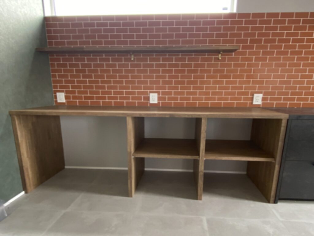 こちらは、戸建て向けの「オーダーキッチン横作業台」の製作事例です。