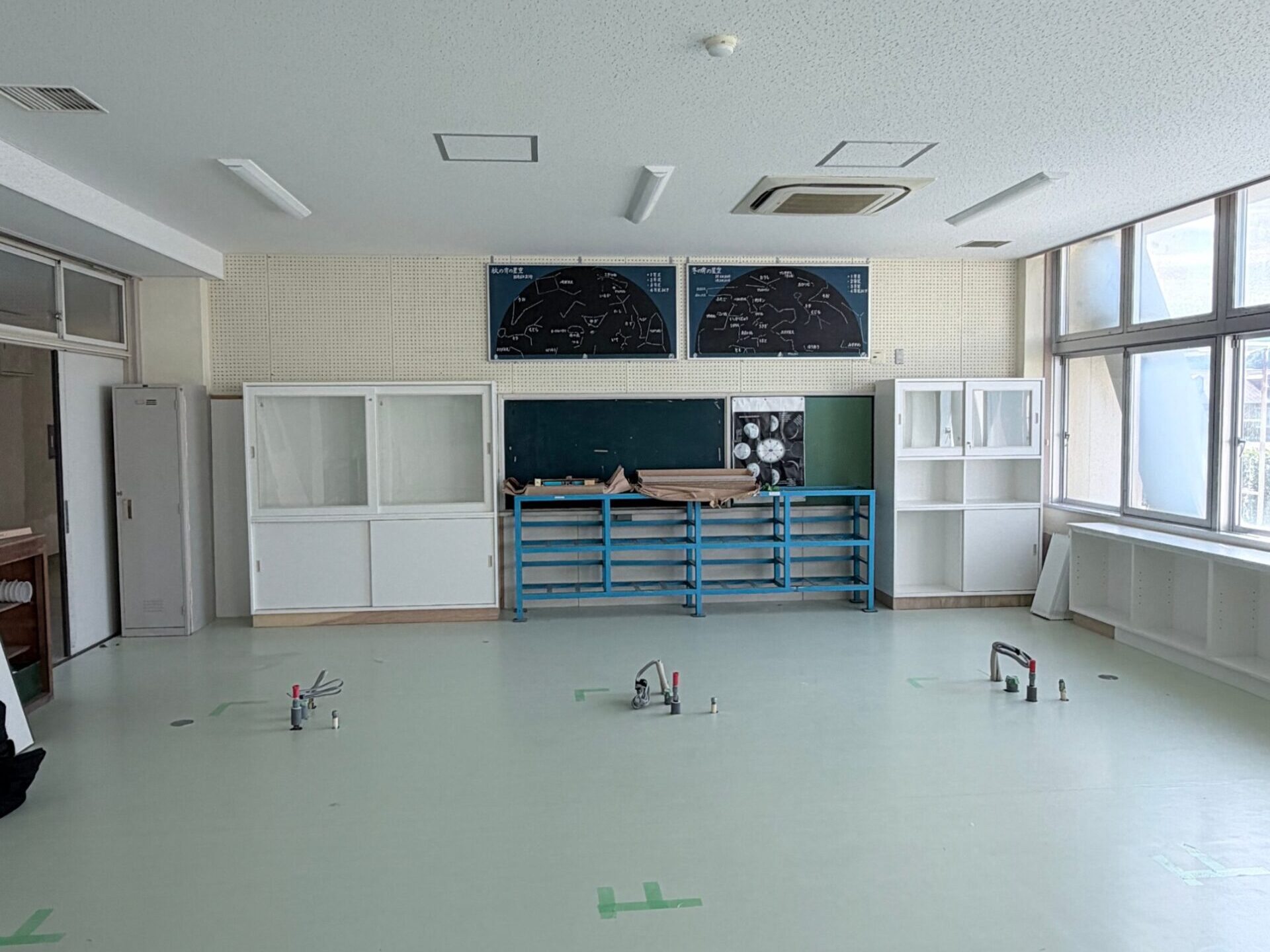 強化ガラスで安心・安全な理科室の実験器具入れ